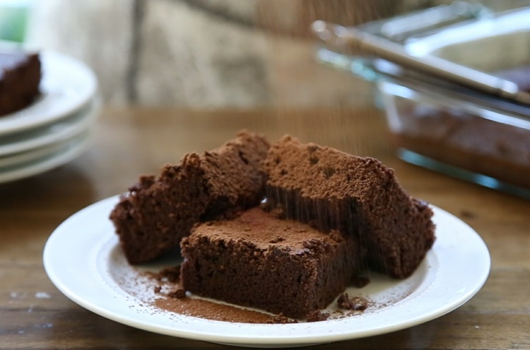 vegan-choklad-tårta-strösocker-kakao-havre mjölk-tårta-tallrik bitar