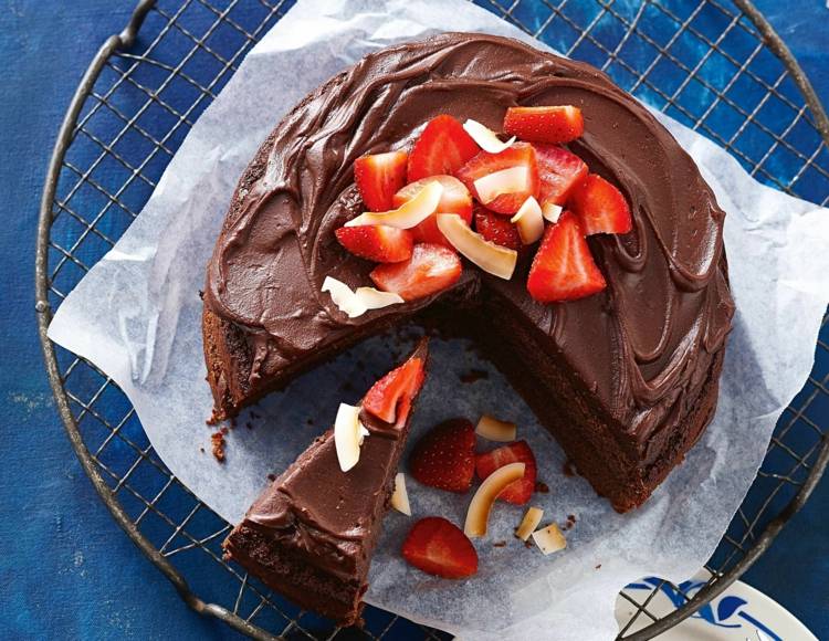 vegan-choklad-tårta-ganache-jordgubbar-kokos-skär-tårta-krämig-gitter-bakpapper