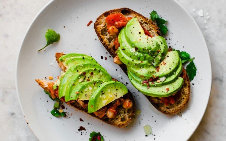 Avokado Toast vegan enkel och hälsosam frukostidéer växtbaserad kost