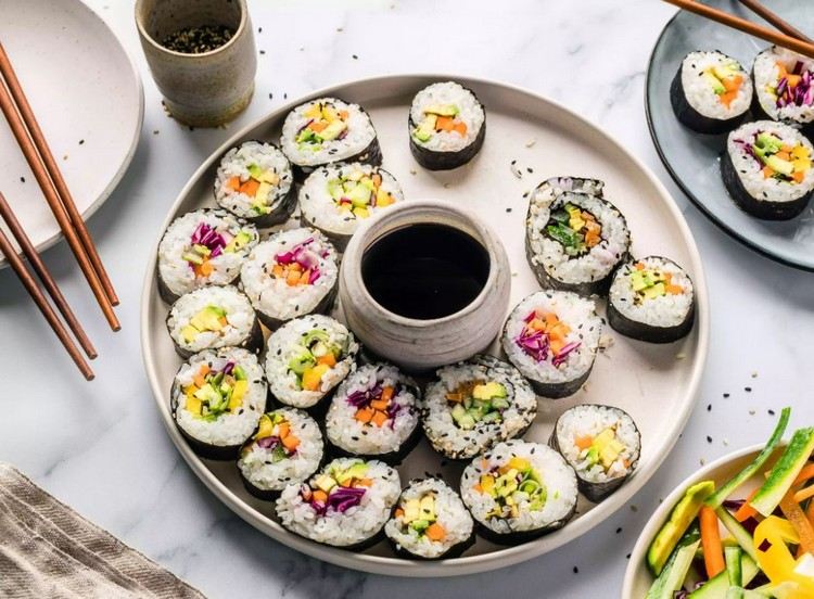 vegansk sushi serverad i tallrikar med sojasås