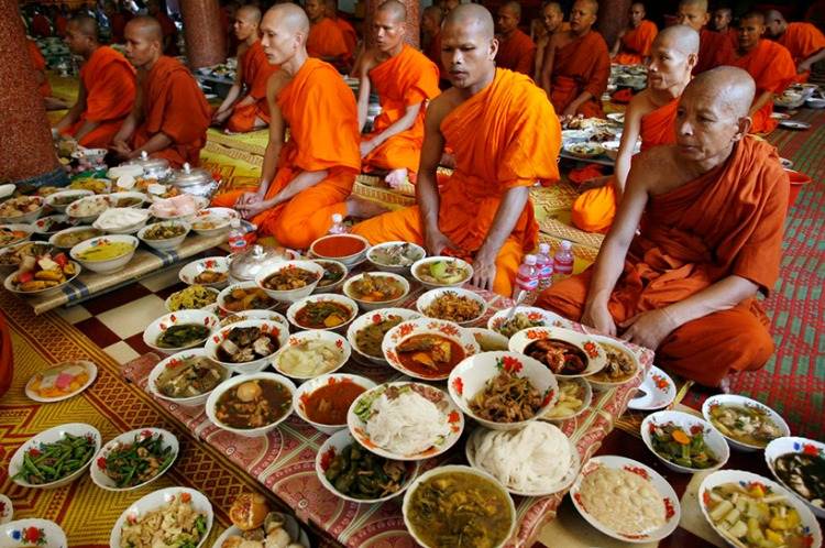 olika vegetariska rätter och buddhistiska munkar