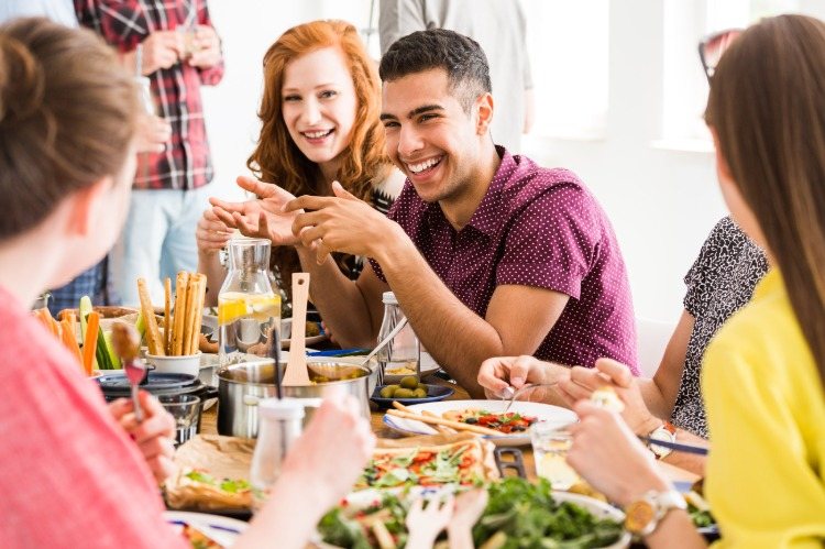 unga vegetarianer skrattar åt bordet det planterar mat