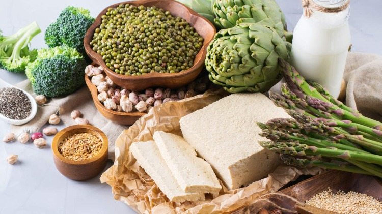 sojabönor sparris tofu och andra växtbaserade livsmedel för en vegetarisk kost på bordet