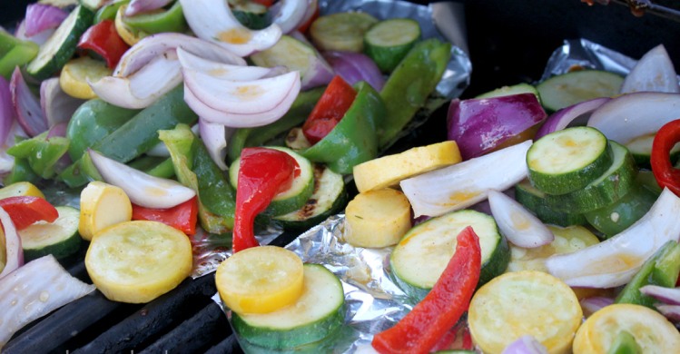 Vegetariska grilltips-aluminiumfolie-underlag-indirekt-grillning