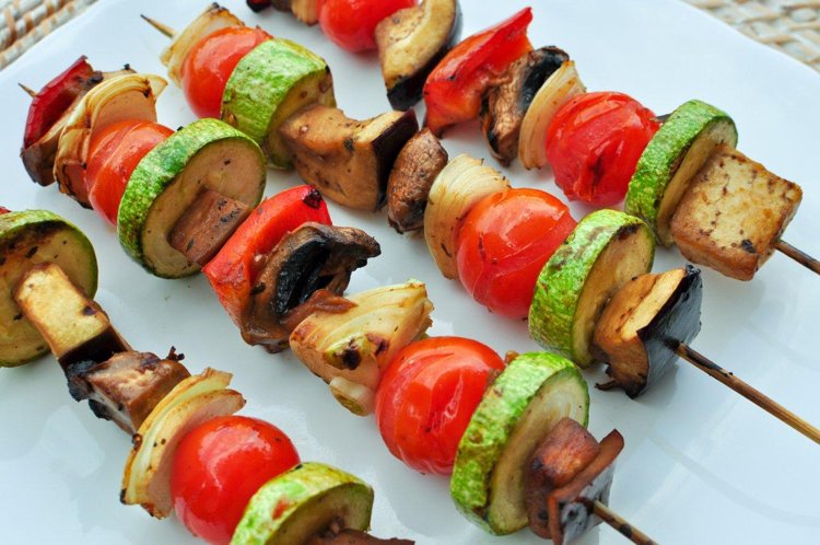 vegetarisk-grill-tips-grönsaksspett-zucchini-lök-körsbärstomater