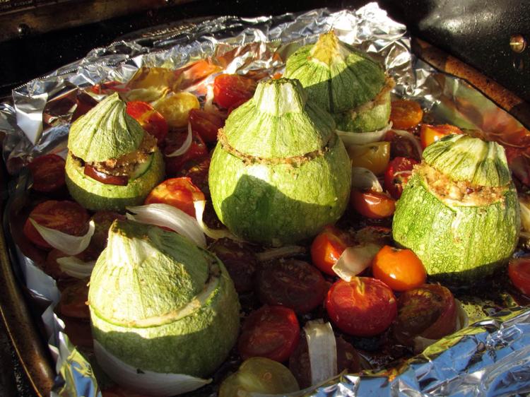 vegetarisk-grill-fylld-zucchini-recept-aluminiumfolie-körsbärstomater