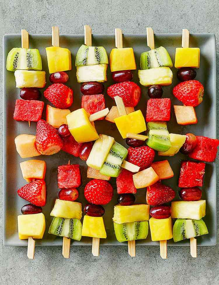 vegetarisk-fingermat-frukt-spett-jordgubbar-kiwi-mango