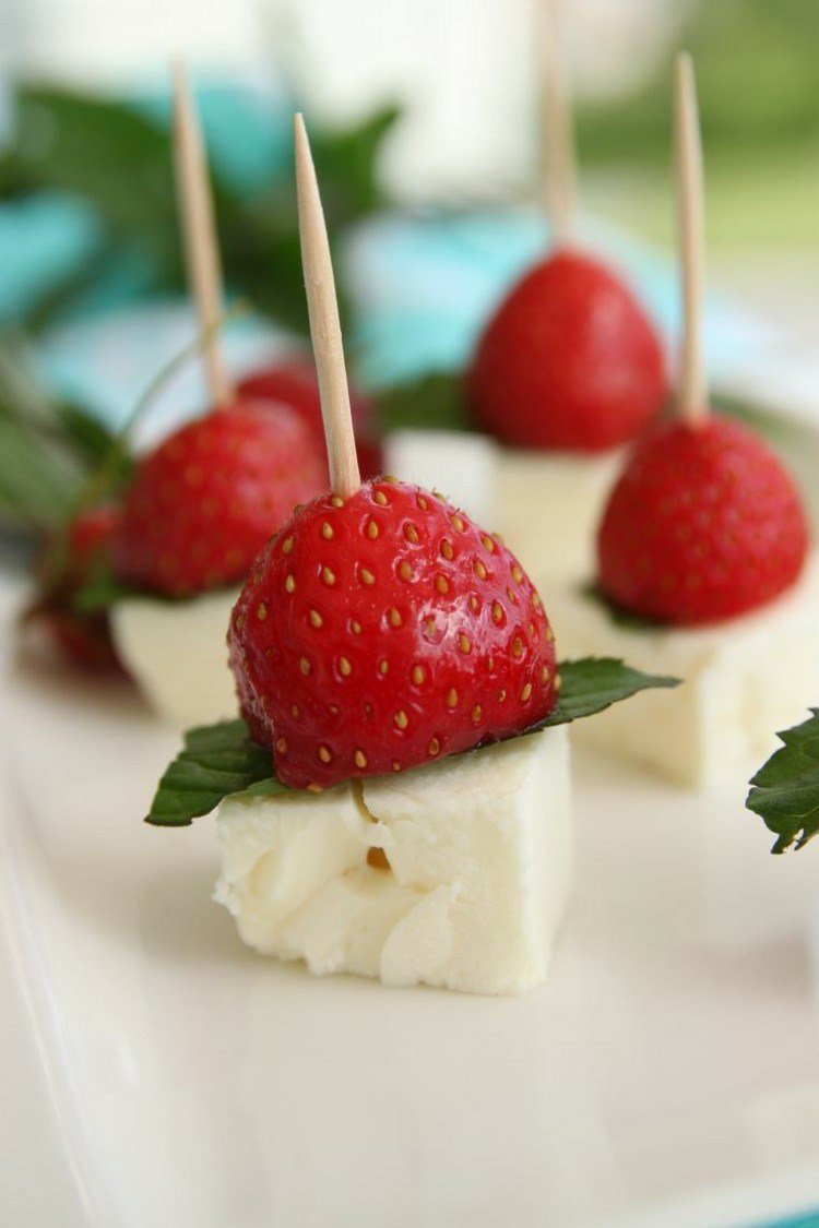 vegetarisk-fingermat-ost-jordgubbar-mynta-idé-tandpetare