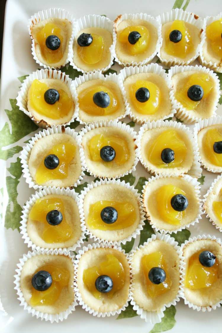 vegetarisk-fingermat-ostkaka-mini-muffinsform-persika-blåbär