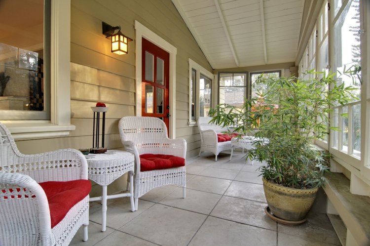 veranda med tak vita korgmöbler röd klädsel bambu växt