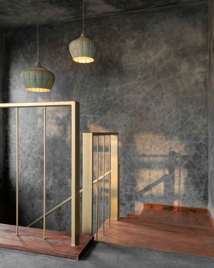 Veranda-trä-hängande lampor-metallräcken-trätrappor-väggdesign-grå