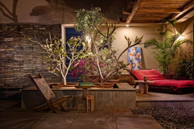 veranda-trä-utomhus-lounge-schäslong-upphöjda sängträd