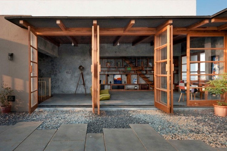 Veranda med trädörrar-glas-betongplattor-takterrass-design