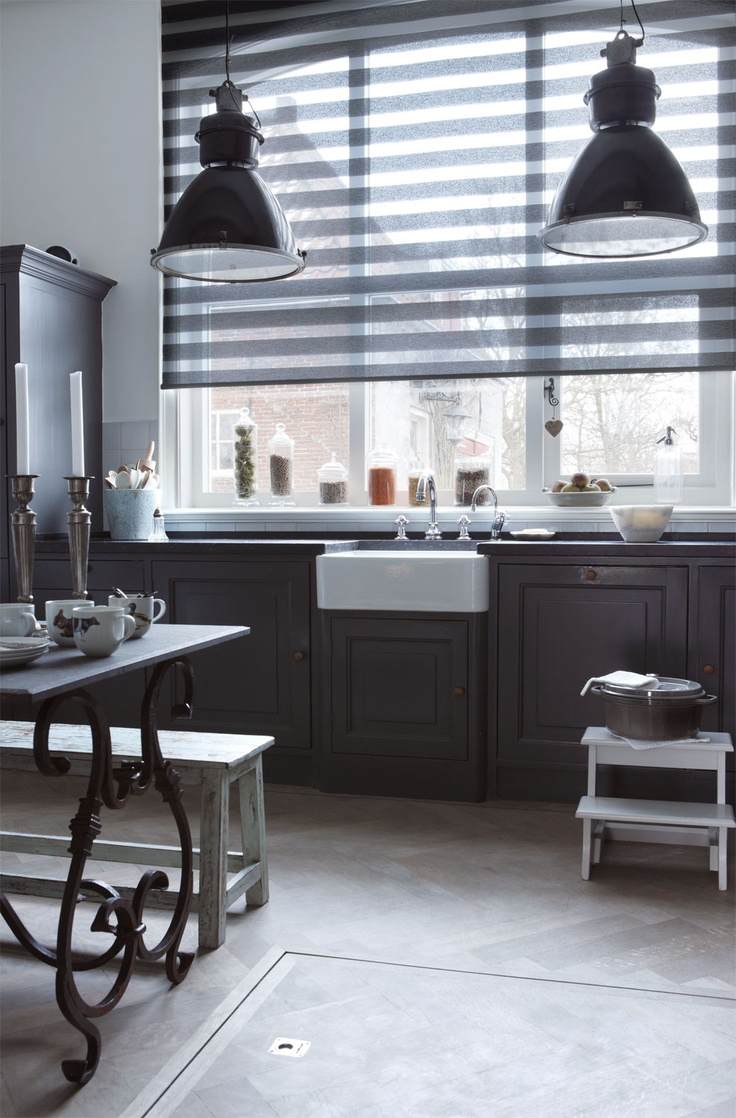 fönsterdekoration-mörkare-integritetsskydd-rullgardiner-svart-vitt-kök-vintage-modernt