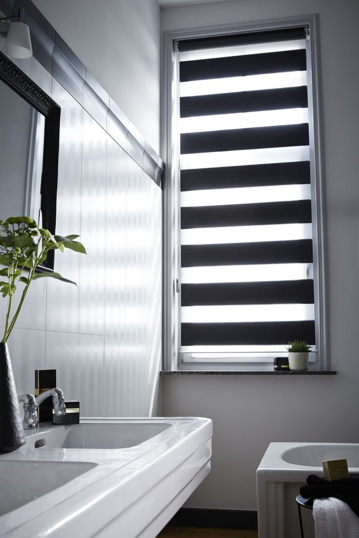 fönster dekoration-mörkare-integritetsskydd-rullgardiner-badrum-modern-svart-vit