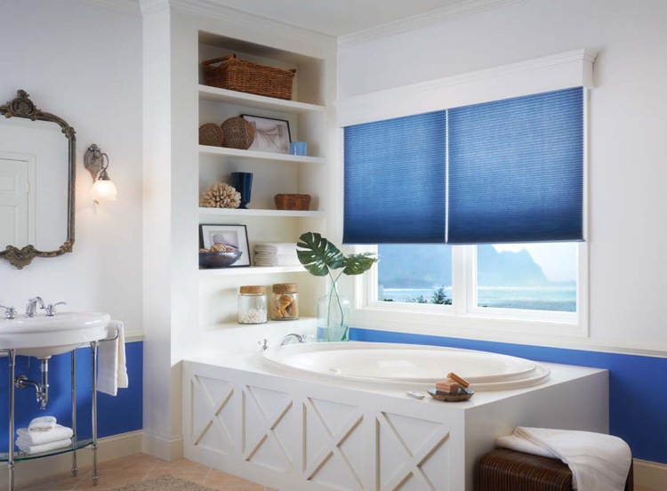 fönster-dekoration-mörkläggning-persienner-persienner-tyg-blå-badrum