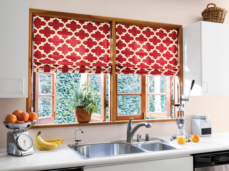 fönsterdekoration-mörkare-integritetsskydd-romerska persienner-tyg-rött-vitt-mönster-kök
