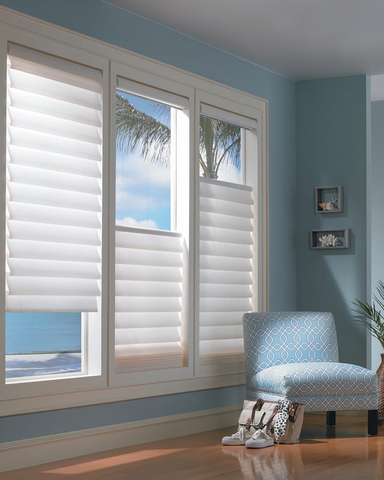 fönsterdekoration-mörkare-sekretessskydd-romerska persienner-vit-flexibel-vägg-färg-ljusblå