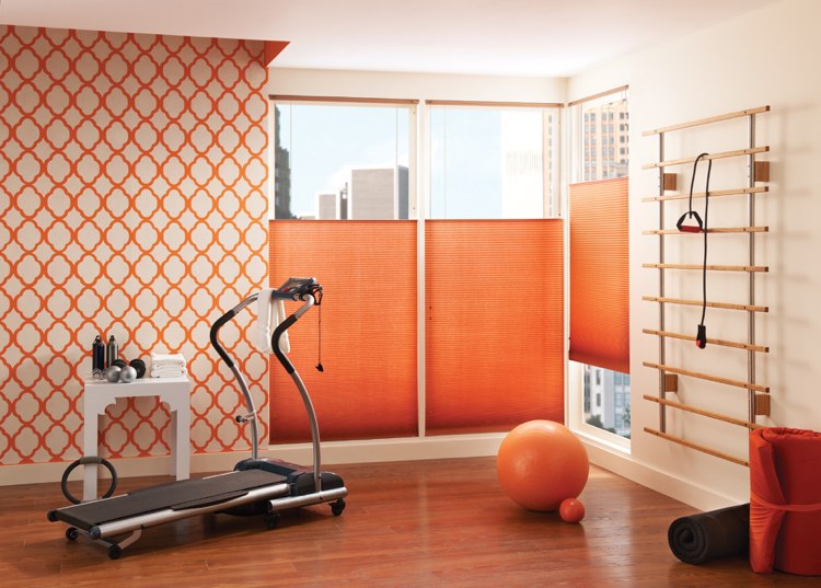 fönsterdekoration-mörkare-integritetsskydd-veckade-orange-färg-mönster-vit-gym
