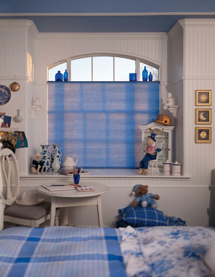 fönsterdekoration-mörkare-integritetsskydd-veckade-blå-barnrum-ogenomskinligt