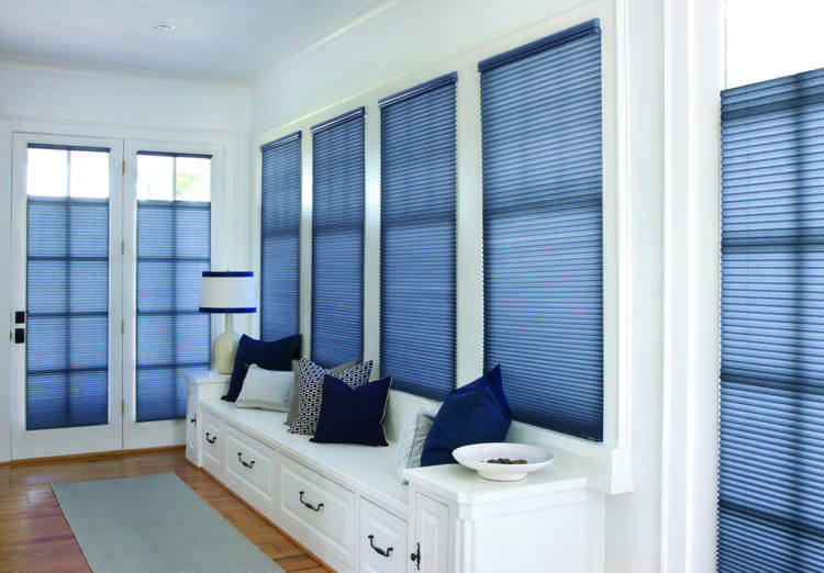 fönsterdekoration-mörkare-integritetsskydd-plisee-blå-korridor-vita-möbler