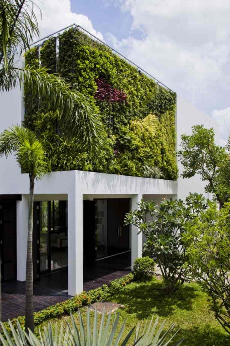 verikaler-trädgård-modern-fasad-design-renoverad-semester-hem-vietnam