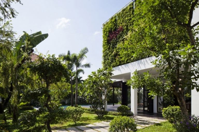 hus-fasad-verikal-trädgård-hållbar-arkitektur-trend-Vietnam