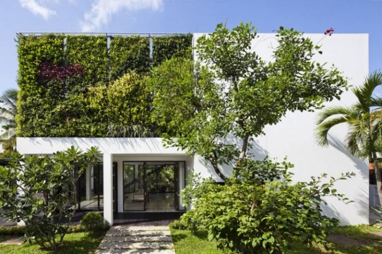 verikaler-trädgård-arkitektur-vietnam-vit-fasad-grön-hus-ingång-skuggad