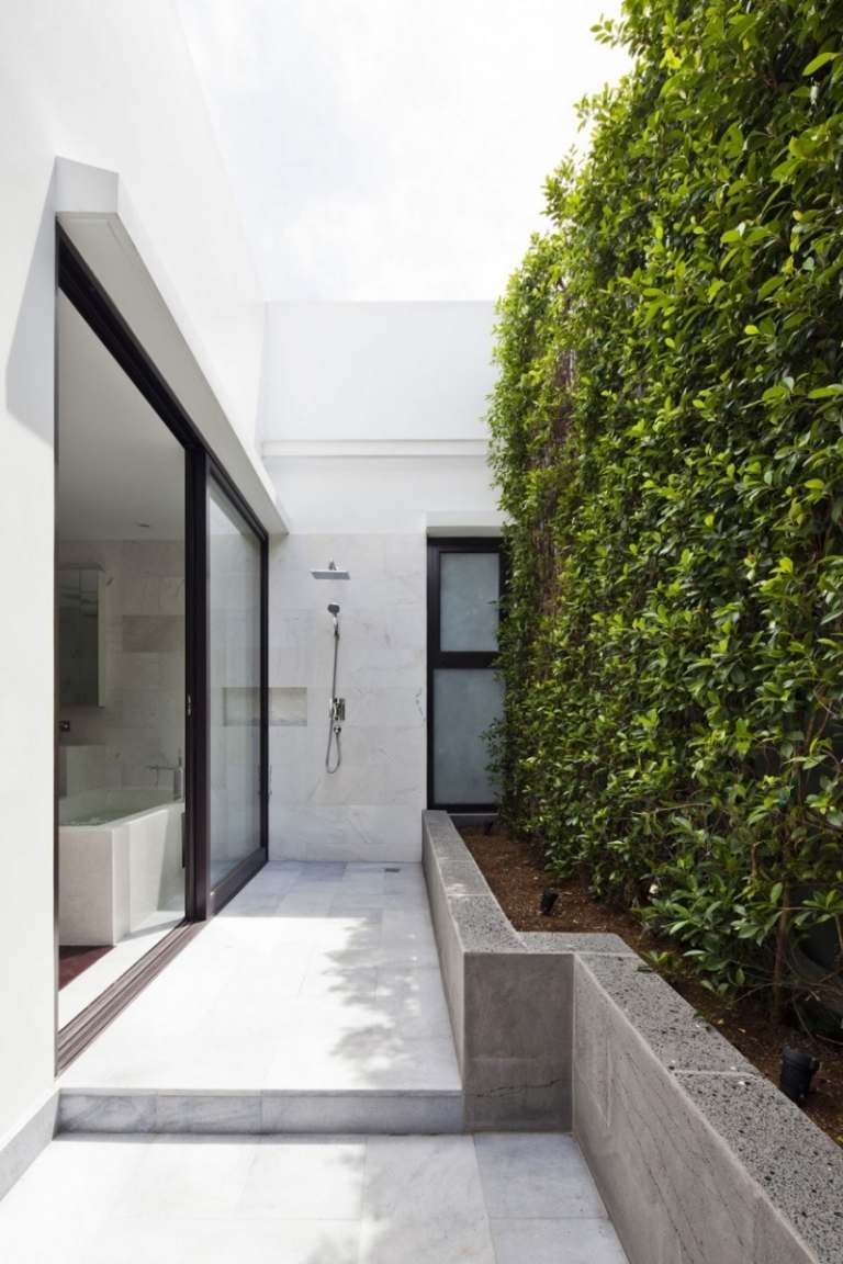 verikaler-trädgård-modern-arkitektur-hållbar-utomhus-dusch-modern
