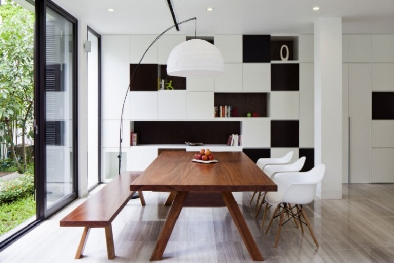 Träbord-rektangulärt-matsal-stolar-bänk-vägg-hyllsystem