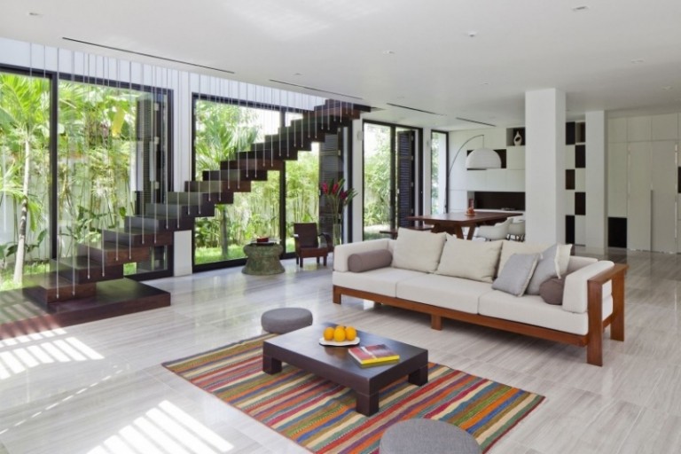 modern-renoverad-interiör-vardagsrum-trappa-soffa-vit-klädsel