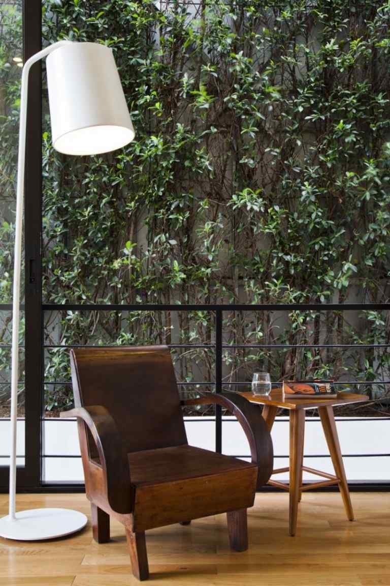 verikaler-trädgård-utsikt-vardagsrum-läslampa-fåtölj-sida bord-retro
