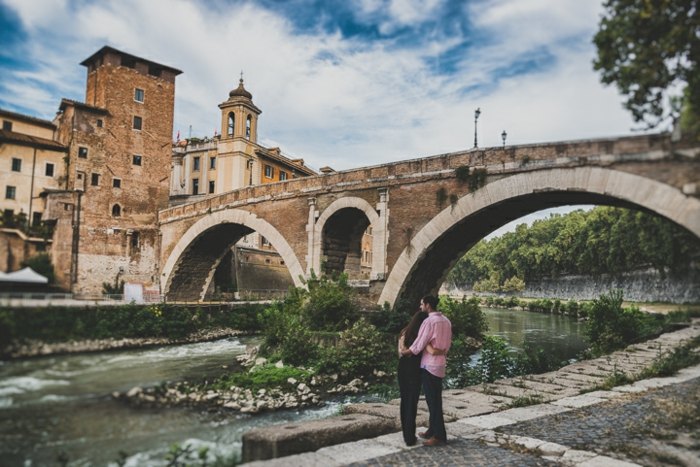 flodförlovningsbilder bro gamla stan Rom Italien