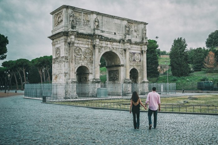 romantiskt förlovning firar foton som håller händerna monument