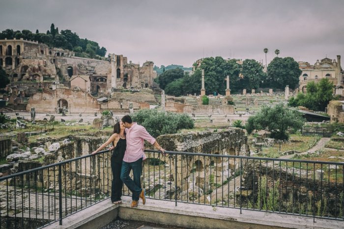 förlovning i Rom terrass balkong kyss antika resor