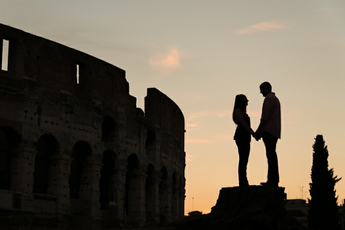 solnedgång älskare foto hålla händer koloesseum romantiska rom