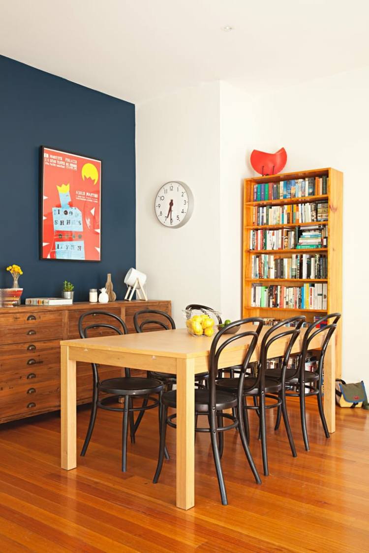 typer av trämöbler-matsal-möbler-blå-vägg-måla-bokhylla