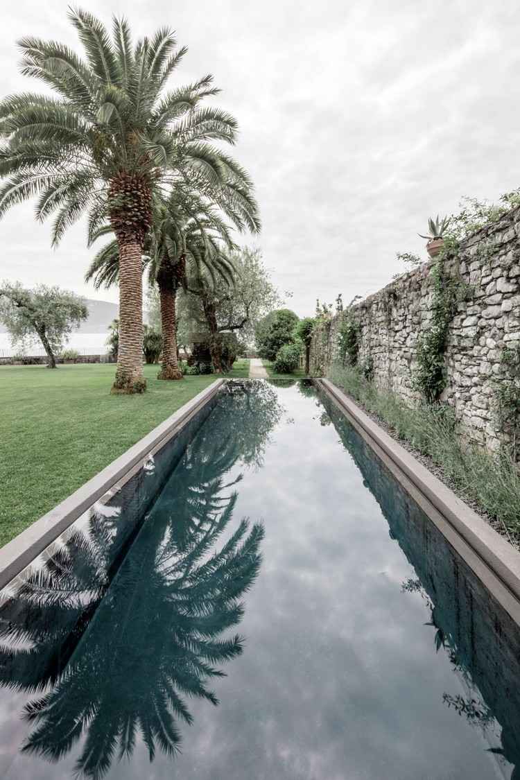 villa-italien-pool-palm-gräsmatta-sten-vägg