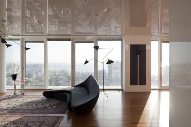 takvåning lägenhet inredning minimalistisk soffa svart kurvig