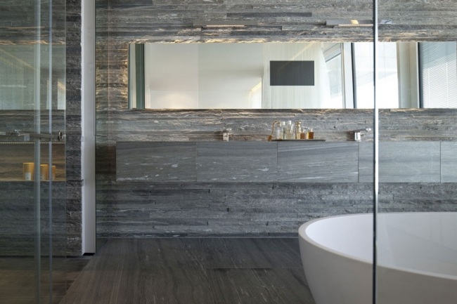 badrum design natursten vägg grå badkar
