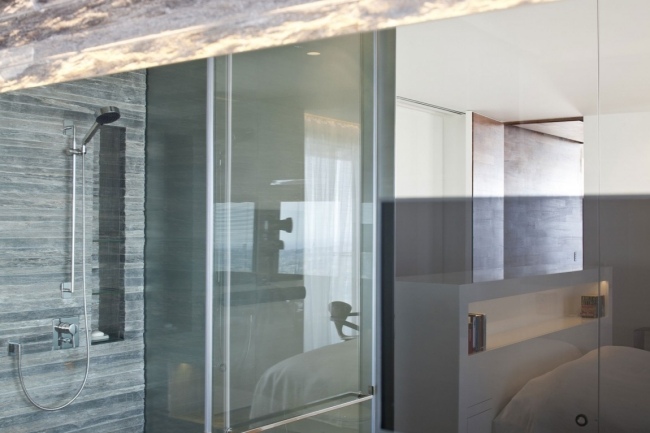 takvåning sovrum design glas partition vägg badrum
