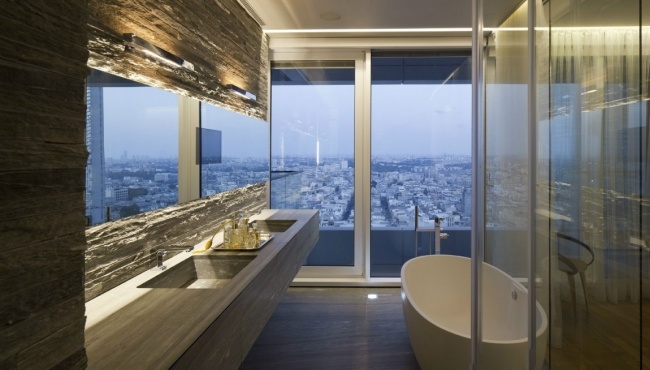 takvåning-badrum-badkar-utsikt-staden