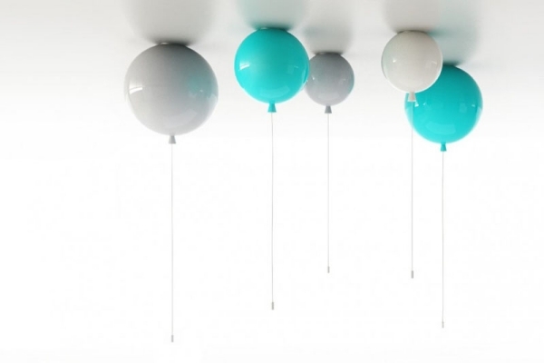 hängande lampor runt lekfulla designers lyser i form av en ballong