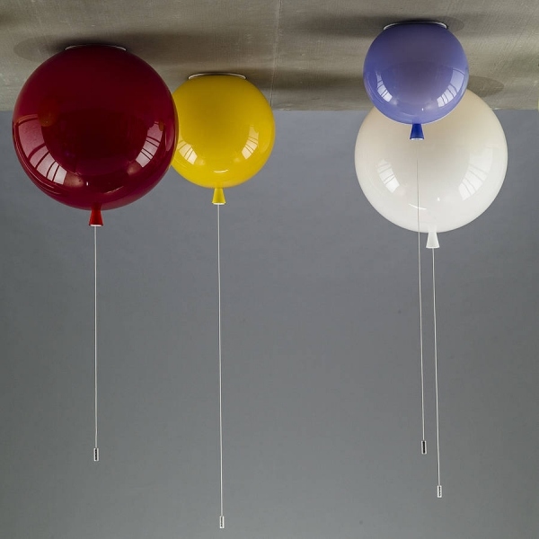 ljuskrona färg lekfulla designers lyser i en ballongform