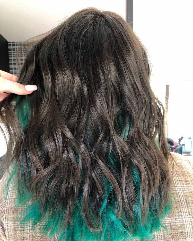 dold hårfärgskombination mörkbrun blågrön