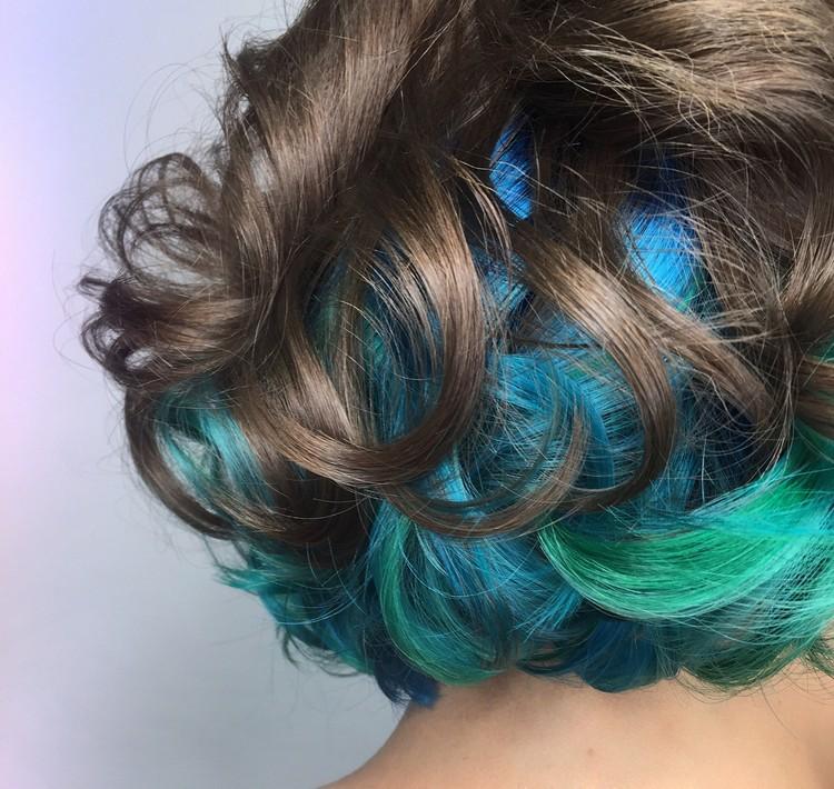tvåfärgad hårtrend färgkombination brun blågrön