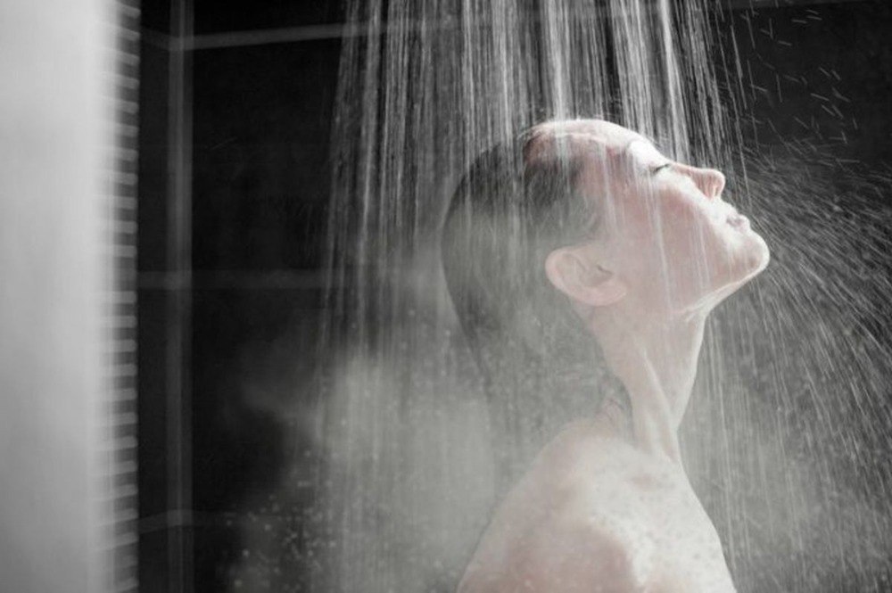 duscha med varmt vatten eller ångbad hjälper till att lindra nästäppa