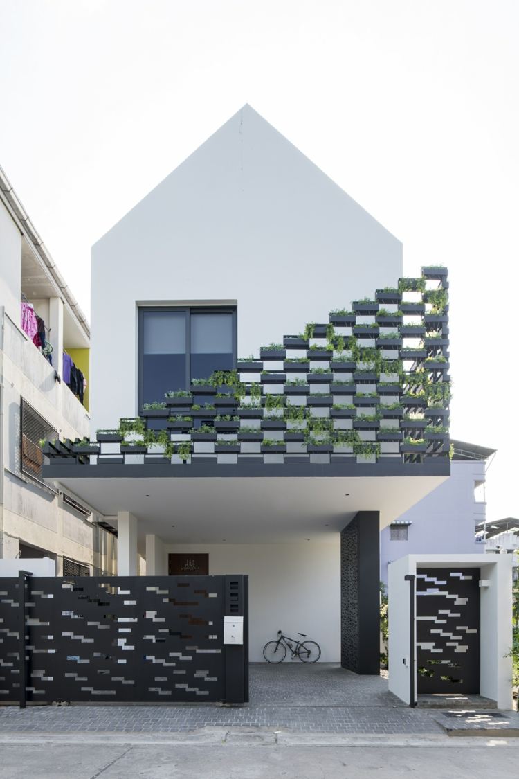Gaveltak smal bostadshus ingång stålport grön fasad