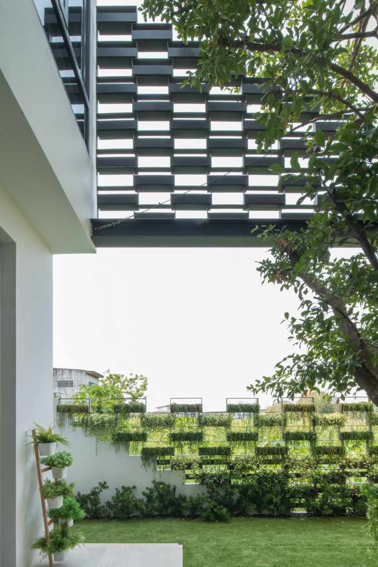 innergård grön hus fasad blomlådor av stål