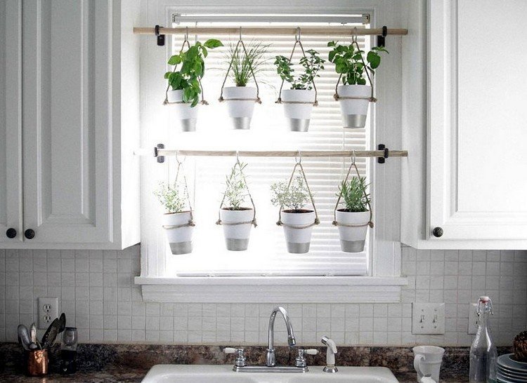 vertikal-plantering-idéer-inuti-kök-fönster